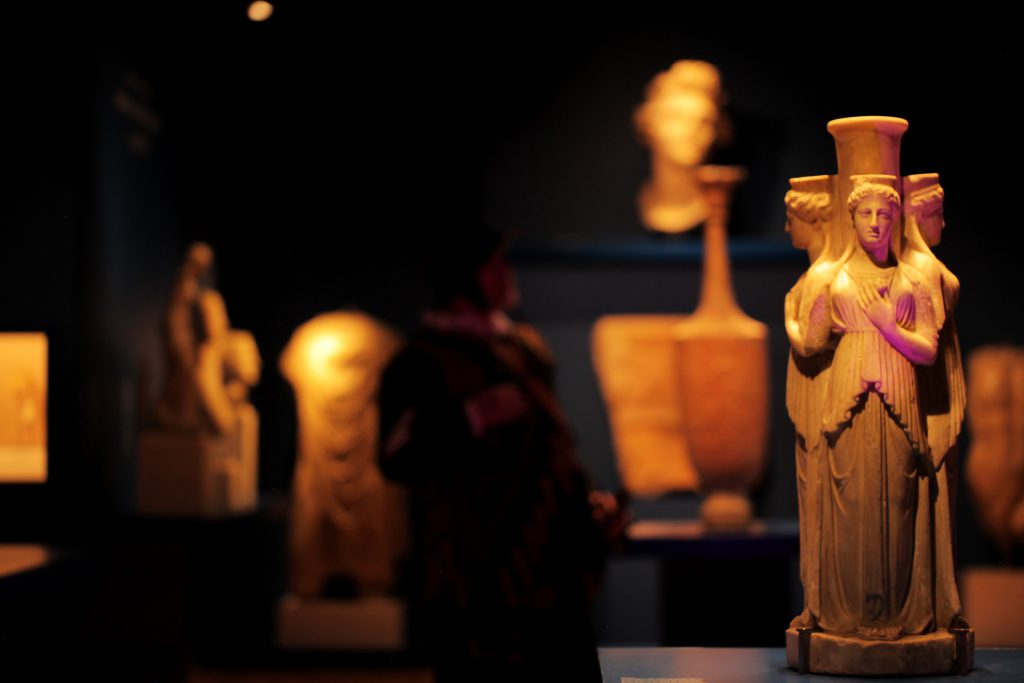 Escaperoom teamuitje - een bedrijfsuitje in het oudheidkundig museum Leiden waar het na sluitingstijd erg spannend wordt.